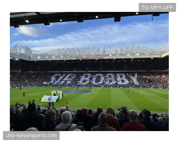 老特拉福德南看台，球迷举起致敬滕哈格的巨幅TIFO